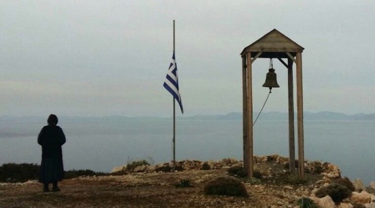 Η δεξιά τσέπη του ράσου