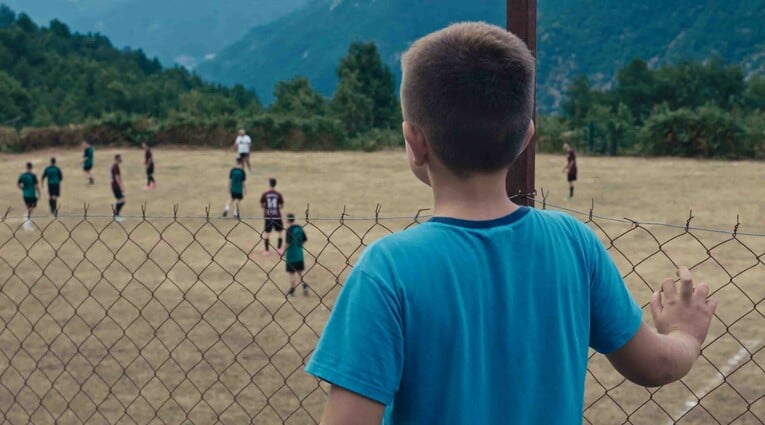 Η κατάρα του Σέλμπι Όουκς ** Shelby Oaks Σκηνοθεσία: Κρις Στάκμαν Πρωταγωνιστούν: Καμίλ Σάλιβαν, Σάρα Ντερν, Κιθ Ντέιβιντ Η Μία αναζητά απεγνωσμένα την αδελφή της, η οποία εξαφανίστηκε κατά τη διάρκεια των τελευταίων γυρισμάτων της viral ερευνητικής σειράς της, «Paranormal Paranoids». Όταν καταπιεσμένες αναμνήσεις αρχίζουν να έρχονται στην επιφάνεια, τα όρια μεταξύ πραγματικότητας και παραίσθησης θολώνουν. Στα μέσα των ’00s, όταν η παρακολούθηση και η καταγραφή άρχισαν να νομιμοποιούνται στο όνομα της ασφ