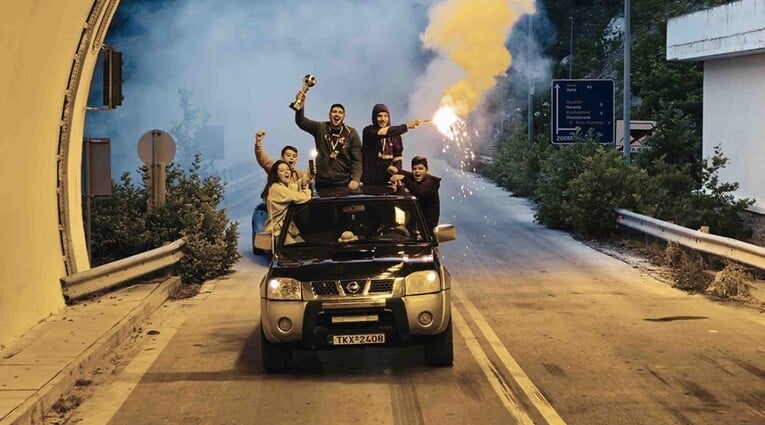 Η κατάρα του Σέλμπι Όουκς ** Shelby Oaks Σκηνοθεσία: Κρις Στάκμαν Πρωταγωνιστούν: Καμίλ Σάλιβαν, Σάρα Ντερν, Κιθ Ντέιβιντ Η Μία αναζητά απεγνωσμένα την αδελφή της, η οποία εξαφανίστηκε κατά τη διάρκεια των τελευταίων γυρισμάτων της viral ερευνητικής σειράς της, «Paranormal Paranoids». Όταν καταπιεσμένες αναμνήσεις αρχίζουν να έρχονται στην επιφάνεια, τα όρια μεταξύ πραγματικότητας και παραίσθησης θολώνουν. Στα μέσα των ’00s, όταν η παρακολούθηση και η καταγραφή άρχισαν να νομιμοποιούνται στο όνομα της ασφ