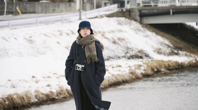 Two Seasons, Two Strangers