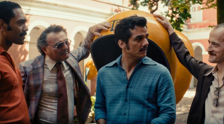 Ο Μυστικός Πράκτορας, που απέσπασε βραβείο σκηνοθεσίας στο 78ο Φεστιβάλ Καννών, αποτελεί ένα πιο περίπλοκο και πολυεπίπεδο χρονικό της πολιτικής σαθρότητας, φέτα απαιτητικού σινεμά που δεν χάνει την επαφή του με το συναίσθημα και την ανθρωπιά μέσα από σημαίνουσες, μεγάλες σε διάρκεια σκηνές, και μια εκλεκτική συλλογή τραγουδιών