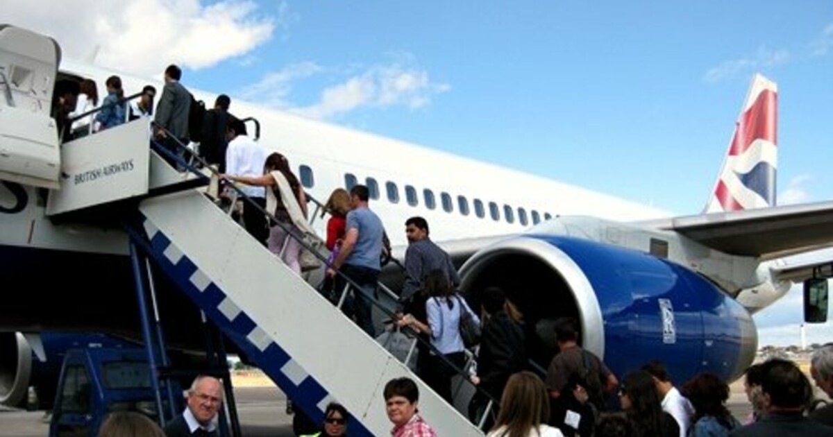 Boarding. Boarding самолет. Самолёт Аэролайн. Boarding Gate Airport. Board the plane.