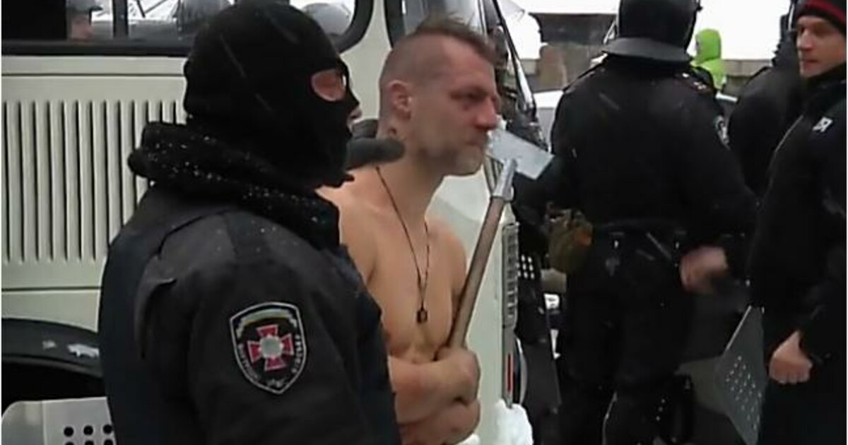 Издевается над хохлушкой. Казак гаврилюк. Ирина довгань ясиноватая. Издевается над хохлушкой. Убийство российских пленных на украине.