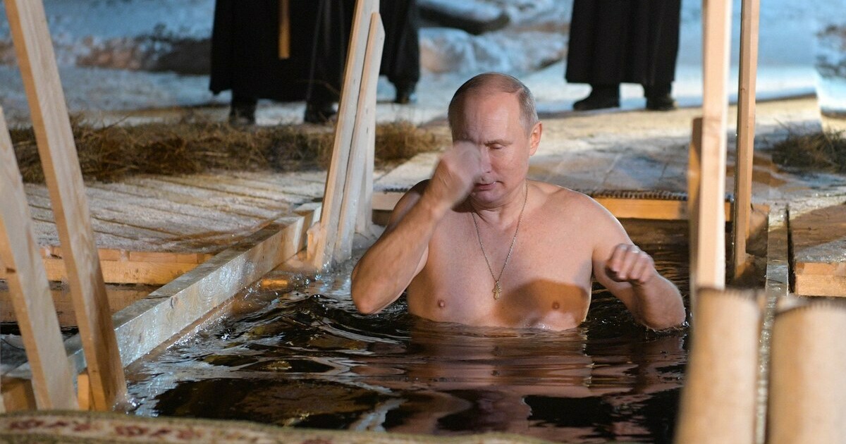 Ο Πούτιν βούτηξε στα παγωμένα νερά για τον σταυρό στα Θεοφάνεια της Ρωσίας | LiFO
