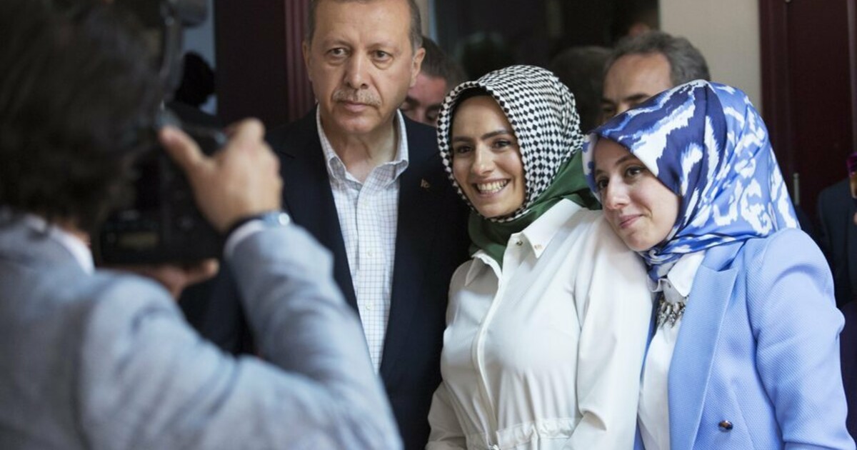 Эрдоган возраст. Эмине Эрдоган. Сумеййе Эрдоган. Переводчица Эрдогана. Семья президента Турции.