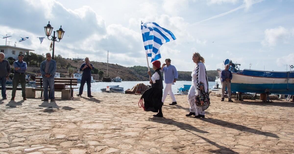 Η συγκινητική παρέλαση στους Αρκιούς - Ένας μαθητής, μια δασκάλα και η ελληνική σημαία | LiFO