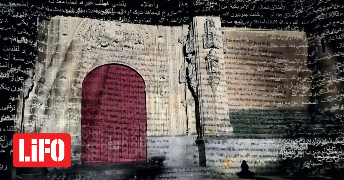 Ο Charles Sandison ξεναγεί το κοινό στην έκθεση «Garden of Light» με ένα βίντεο
