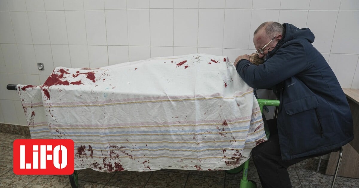 Ένας Ουκρανός πατέρας αγκαλιάζει το κεφάλι του άψυχου γιού του – Το πραγματικό πρόσωπο ενός βρόμικου πολέμου