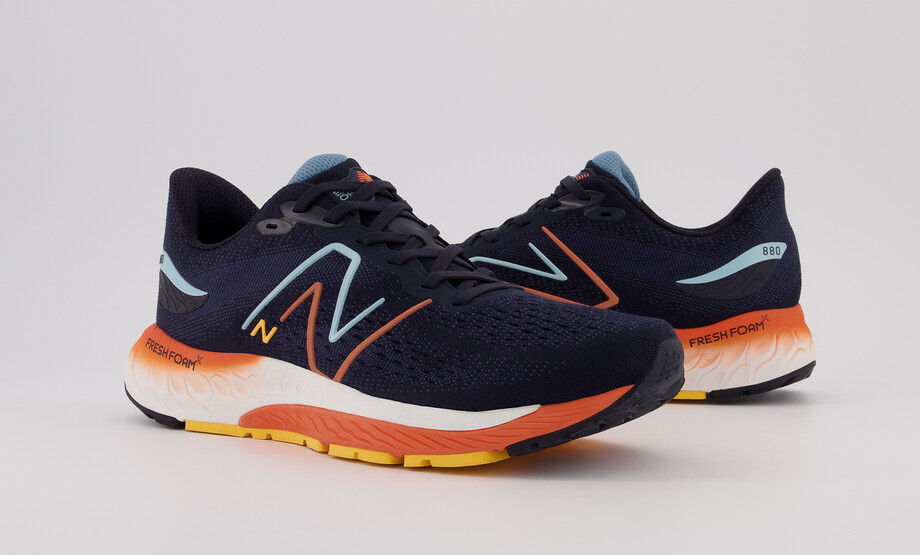 Το 880v12 της New Balance δημιουργήθηκε για μεγάλες αποστάσεις και διαχρονικό coolness