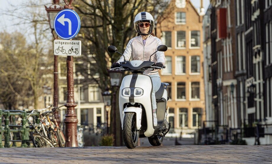 Οδηγούμε στην Ολλανδία το μικρό ηλεκτρικό scooter Yamaha NEO'S