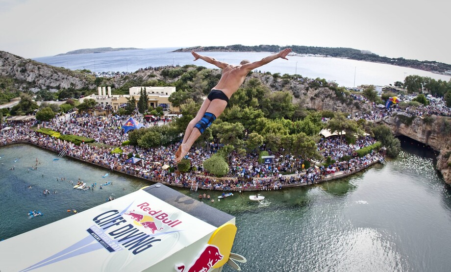 Red Bull Cliff Diving: Έχεις δει βουτιές από τα... 27 μέτρα;