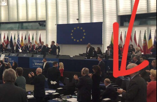 Παπαδημούλης: Ο μόνος που δεν σηκώθηκε όταν έδωσαν το Βραβείο Ζαχάρωφ στην αντιπολίτευση της Βενεζουέλας