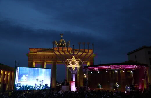 Η μεγαλύτερη Μενορά της Ευρώπης άναψε στο Βερολίνο για το Χανουκά των Εβραίων