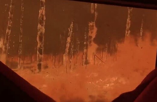 Η στιγμή που φλόγες περικυκλώνουν πυροσβέστες στην Αυστραλία: Το συγκλονιστικό βίντεο