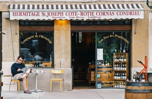 Ένας Έλληνας διατηρεί μια φημισμένη κάβα στη Γαλλία και έχει πολλά να πει για το κρασί