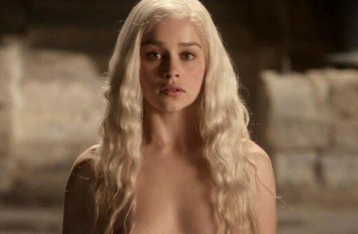 «Έκλαιγα στο μπάνιο»: Η Εμίλια Κλαρκ εξομολογείται ότι οι γυμνές σκηνές στο Game of Thrones ήταν «σκληρές»