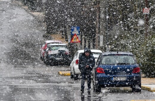 Κακοκαιρία «Ζηνοβία»: Τριήμερο με βροχές, θυελλώδεις ανέμους και χιόνια στα χαμηλά