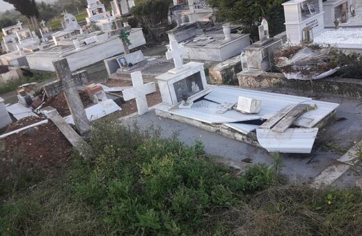 Καλαμάτα: Βανδάλισαν νεκροταφείο - Έσπασαν τάφους και ξέθαψαν σορό