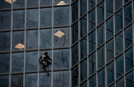 Ο Alain Robert σκαρφάλωσε σε πύργο του Παρισιού για να στηρίξει τους απεργούς