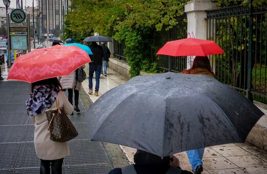 Καιρός: Τσουχτερό κρύο με βροχές και καταιγίδες