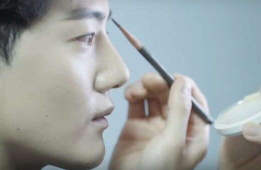 Οι νεαροί Κορεάτες λατρεύουν το μακιγιάζ
