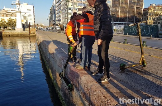 Θεσσαλονίκη: Συνεργεία του δήμου «ψαρεύουν» ηλεκτρικά πατίνια από τον Θερμαϊκό