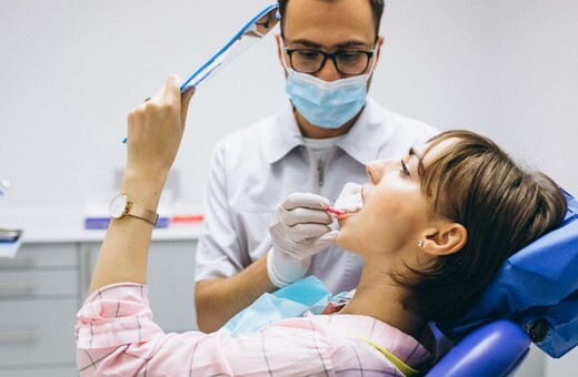 Οδοντίατροι: Καταργούνται τα μαύρα σφραγίσματα για την προστασία του περιβάλλοντος