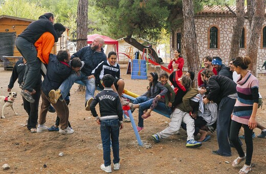 Η Αλληλεγγύη Λέσβου βοηθά πρόσφυγες και μετανάστες στην πρώτη γραμμή, σε συνθήκες ιδιαίτερα αντίξοες