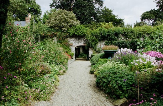 Έλα μια βόλτα, στους πράσινους κήπους του Glin Castle με τον απαλό άνεμο...