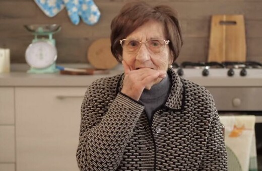 Μια Ιταλίδα γιαγιά δίνει τις πιο ψύχραιμες συμβουλές για τον κοροναϊό