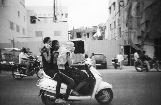 Ένας πατέρας πιάνει φίδια μαζί με τον γιο του στη φύση της Ινδίας
