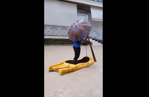 Κακοκαιρία - Ρόδος: Βγήκαν με κανό σε πλημμυρισμένους δρόμους