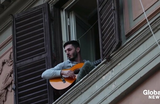 Οι Ιταλοί συνεχίζουν να τραγουδούν από τα μπαλκόνια τους, εν μέσω καραντίνας -Όπως στη Γουχάν