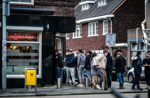 Ολλανδία: Ουρές έξω από τα coffee shops για προμήθειες πριν κλείσουν λόγω κορωνοϊού