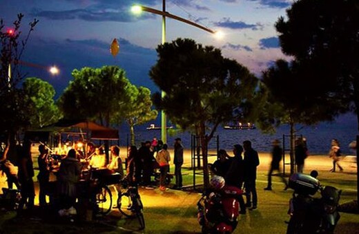 Κορωνοϊός στη Θεσσαλονίκη: Ουρές σε υπαίθριο μπαρ για κοκτέιλ χθες το βράδυ