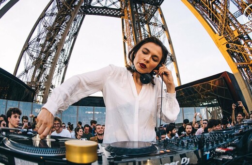 Αν αγαπάς την techno, τότε πρέπει να δεις αυτό το DJ set της Nina Kraviz πάνω στον πύργο του Άιφελ