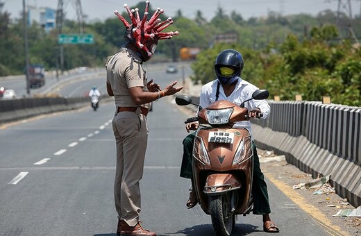 Ινδός αστυνομικός με «κράνος-κορωνοϊό» καλεί τους πολίτες να μείνουν σπίτι