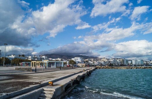 Ανταπόκριση από την Κρήτη, που περιμένει να κάνει το πρώτο της μπάνιο