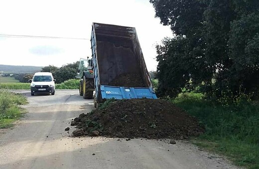 Ισπανικά χωριά οχυρώνονται κυριολεκτικά κατά του κορωνοϊού - Αναχώματα και φραγμοί σε δρόμους