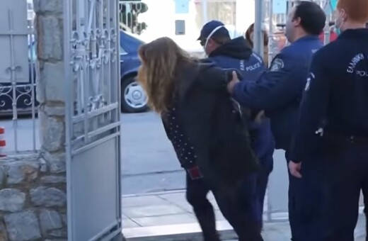 Χίος: Πιστή προσπάθησε να μπει σε εκκλησιά και την απομάκρυνε η αστυνομία - «Αίσχος» φώναζε ο ιερέας
