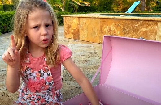 Νάστια Ραντζίνσκαγια: Πώς η 6χρονη Ρωσίδα έγινε μια σταρ του YouTube που βγάζει εκατομμύρια
