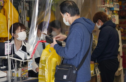 «Να κάνουν οι άνδρες τα ψώνια, οι γυναίκες αργούν»- Αντιδράσεις για τη δήλωση δημάρχου στην Ιαπωνία