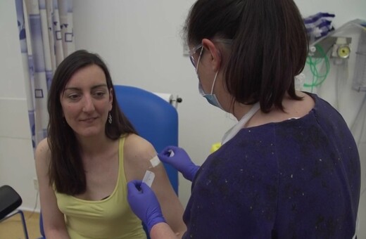 Βρετανία: Διαψεύδει τα περί «θανάτου» της η πρώτη εθελόντρια σε δοκιμή εμβολίου - «Είμαι μια χαρά»