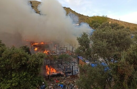 Σάμος: Φωτιά στη δομή προσφύγων - Κάηκαν δεκάδες σκηνές