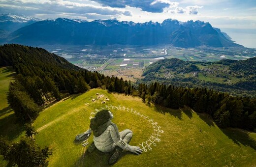 «Πέρα από την κρίση»: Ένα υπέροχο γκράφιτι για τον κορωνοϊό στις ελβετικές Άλπεις