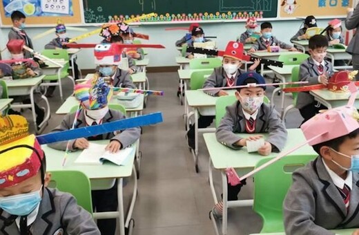 Κίνα: Οι μαθητές επιστρέφουν στα σχολεία - Μάσκες, θερμομετρήσεις και καπέλα με «κεραίες»