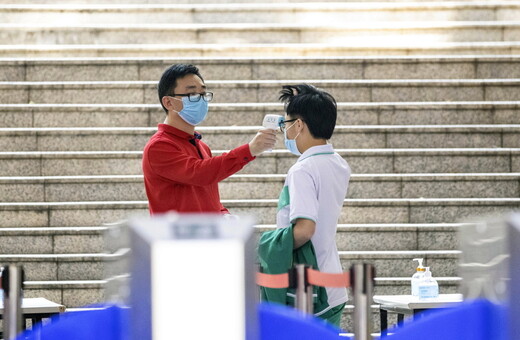 Οι μαθητές στο Πεκίνο επέστρεψαν στα σχολεία με βραχιολάκι που μετρά την θερμοκρασία τους