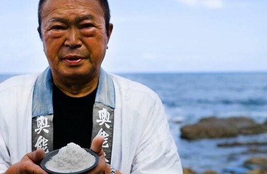 Η ιαπωνική τεχνική της συγκομιδής θαλασσινού αλατιού με το χέρι