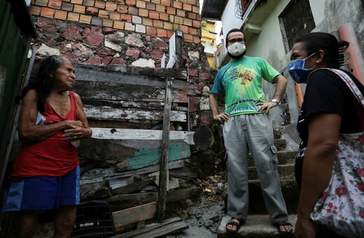 Αμαζονία: Ιερέας φτιάχνει και μοιράζει μάσκες σε φαβέλες που έχουν πληγεί από τον κορωνοϊό