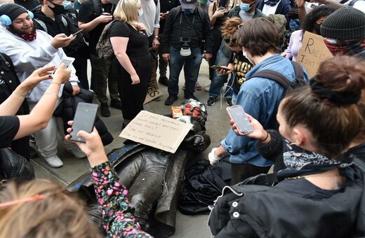 Βρετανία: Διαδηλωτές αποκαθήλωσαν άγαλμα του δουλεμπόρου Έντουαρντ Κόλστον